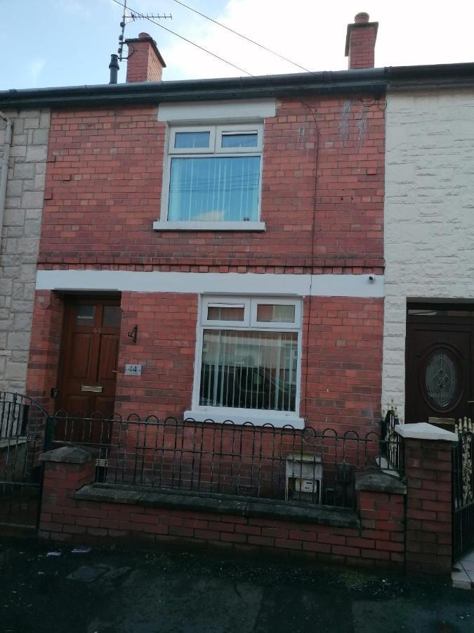 Maire Toireasa - Cosy Refurbished Property In The Gaeltacht Quarter بلفاست المظهر الخارجي الصورة